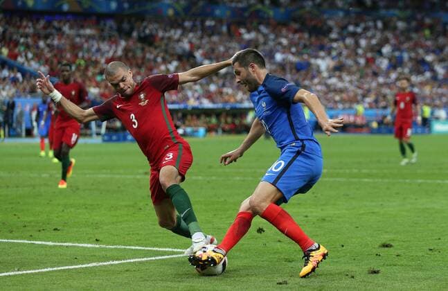 10.07.2016, Stade de France, St. Denis, FRA, UEFA EURO EM Europameisterschaft Fussball 2016, Portugal vs Frankreich, Finale, im Bild Pepe of Portugal is turned by Andre Pierre Gignac of France but he hits the post with his shot Pepe of Portugal is turned by Andre Pierre Gignac of France but he hits the post with his shot during final match between Portugal and France of the UEFA EURO 2016 France at the Stade de France in St. Denis, France on 2016 07 10. St. Denis  EX_FOCUS_FIL  