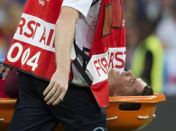 Fußball, EM Finale 2016 in Paris, Portugal - Frankreich 1:0 10.07.2016, Stade de France, St. Denis, FRA, UEFA EURO EM Europameisterschaft Fussball 2016, Portugal vs Frankreich, Finale, im Bild Cristiano Ronaldo of Portugal is carried off injured Cristiano Ronaldo of Portugal is carried off injured during final match between Portugal and France of the UEFA EURO 2016 France at the Stade de France in St. Denis, France on 2016 07 10. St. Denis EX_FOCUS_FIL