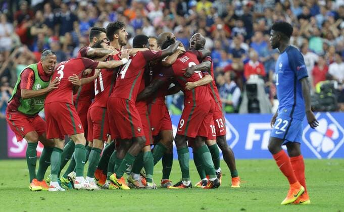 Paris, Fußball EM 2016 , Finale Portugal vs. Frankreich , Jubel Portugal , rechts: Samuel Umtiti ( FRA )