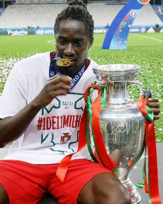 Fußball, EM Finale 2016 in Paris, Portugal - Frankreich 1:0 Paris, Fußball EM 2016 , Finale Portugal vs. Frankreich , Eder ( POR ) mit Pokal und Medaille