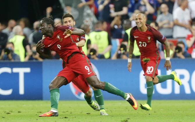 Paris, Fußball EM 2016 , Finale Portugal vs. Frankreich , Jubel Portugal nach dem Tor zum 1 : 0 , von links: Torschütze Eder Joao Moutinho Ricardo Quaresma