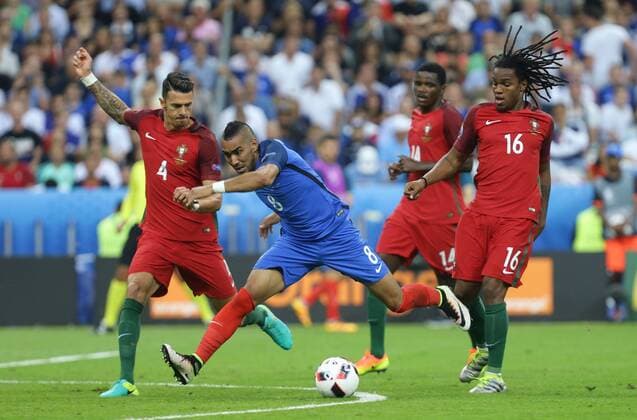 Fußball, EM Finale 2016 in Paris, Portugal - Frankreich 1:0 Paris, Fußball EM 2016 , Finale Portugal vs. Frankreich , von links: JOse Fonte ( POR ) Dimitri Payet ( FRA ) Renato Sanchez ( POR )