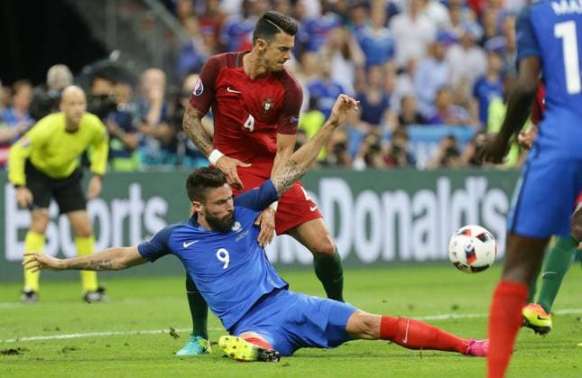 Paris, Fußball EM 2016 , Finale Portugal vs. Frankreich , von oben: Jose Fonte ( POR ) Olivier Giraud ( FRA )