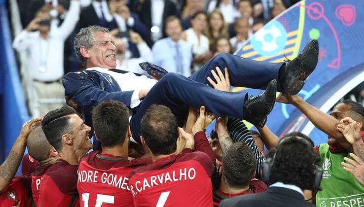 Paris, Fußball EM 2016 , Finale Portugal vs. Frankreich , Jubel Portugal , Trainer Fernando Santos wird hochgeworfen