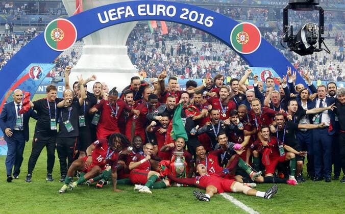 Fußball, EM Finale 2016 in Paris, Portugal - Frankreich 1:0 Paris, Fußball EM 2016 , Finale Portugal vs. Frankreich , Jubel Portugal, Mannschaftsbild