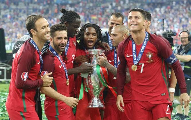Paris, Fußball EM 2016 , Finale Portugal vs. Frankreich , Jubel Portugal , von links: Ricardo Cavalho Joao Moutinho Eder Renato Sanchez mit Pokal Ricardo Quaresma Cristiano Ronaldo