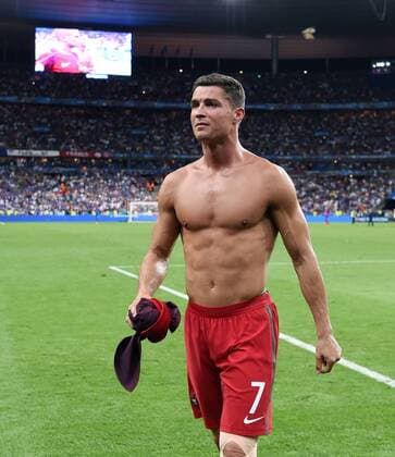 FUSSBALL EURO 2016 FINALE IN PARIS Portugal - Frankreich 10.07.2016 Cristiano Ronaldo (Portugal) mit nacktem Oberkoerper in der Fankurve nach dem Spiel