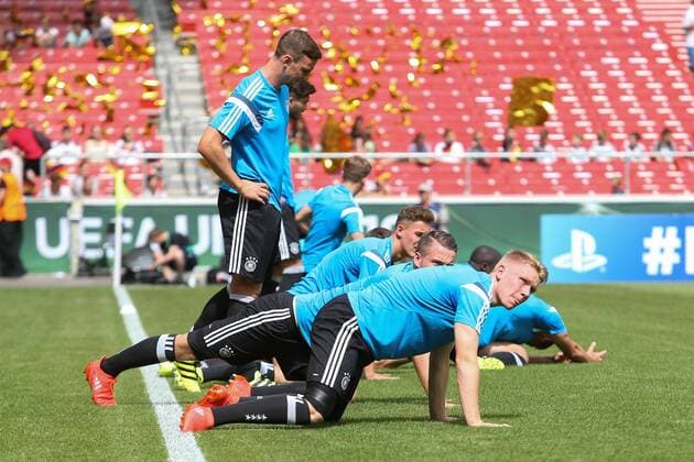 11.07.2016, xjfx, Fussball Europameisterschaft 2016 U19 (U 19), Deutschland - Italien, emspor v.l. Team Deutschland beim aufwärmen Stuttgart