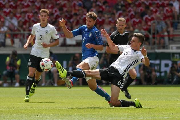 Themen der Woche - Sport Bilder des Tages SPORT v.li.: Manuel Locatelli ( Mini Pirlo , Italien, 6), Gino Fechner (Deutschland, 6), Zweikampf, Duell, duel, tackle, tackling, Dynamik, Action, Aktion, Fussball, UEFA U19 (U 19)-EM, Deutschland - Italien, xozx