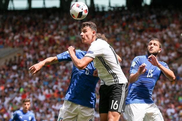 11.07.2016, xjfx, Fussball Europameisterschaft 2016 U19 (U 19), Deutschland - Italien, emspor v.l. Manuel Locatelli (Italien),Janni Serra (Deutschland),Kopfball, Kopfballduell Stuttgart
