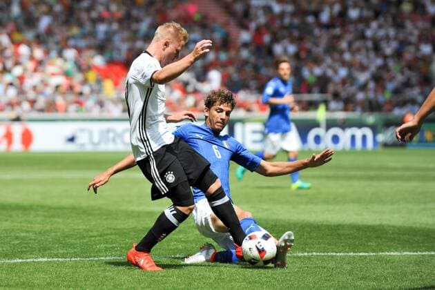GER, UEFA U19 (U 19) EURO 2016, Vorrunde, Deutschland (GER) vs Italien (ITA) 11.07.2016, Mercedes Benz Arena, Stuttgart, GER, UEFA U19 (U 19) EURO 2016, First Round, Deutschland (GER) vs Italien (ITA), picture shows im Bild: Philipp Ochs ( 11, Deutschland Germany (GER)) gegen Manuel Locatelli ( 6, Italien Italy (ITA) Foto © nordphoto Fabisch nordphotox xFabisch