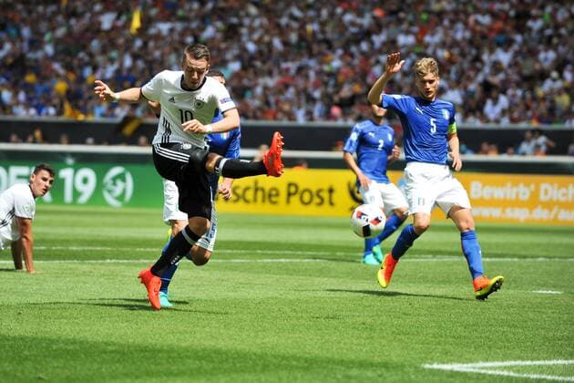GER, UEFA U19 (U 19) EURO 2016, Vorrunde, Deutschland (GER) vs Italien (ITA) 11.07.2016, Mercedes Benz Arena, Stuttgart, GER, UEFA U19 (U 19) EURO 2016, First Round, Deutschland (GER) vs Italien (ITA), picture shows im Bild: Max Besuschkow ( 10, Deutschland Germany (GER)) Foto © nordphoto Fabisch nordphotox xFabisch
