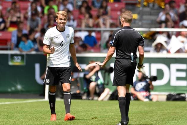 GER, UEFA U19 (U 19) EURO 2016, Vorrunde, Deutschland (GER) vs Italien (ITA) 11.07.2016, Mercedes Benz Arena, Stuttgart, GER, UEFA U19 (U 19) EURO 2016, First Round, Deutschland (GER) vs Italien (ITA), picture shows im Bild: Lukas Boeder ( 4, Deutschland Germany (GER)) mit Schiedsrichter Referee Alejandro Hernandez Foto © nordphoto Fabisch nordphotox xFabisch