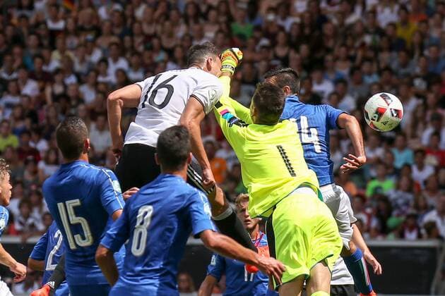 11.07.2016, xjfx, Fussball Europameisterschaft 2016 U19 (U 19), Deutschland - Italien, emspor v.l. Janni Serra (Deutschland),Alex Meret (Italien),Kopfball, Kopfballduell Stuttgart