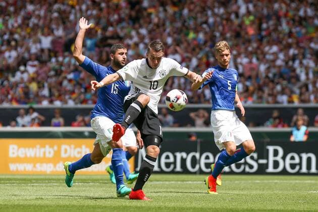 11.07.2016, xjfx, Fussball Europameisterschaft 2016 U19 (U 19), Deutschland - Italien, emspor v.l. Mauro Coppolaro (Italien),Max Besuschkow (Deutschland),Filippo Romagna (Italien), Aktion Stuttgart