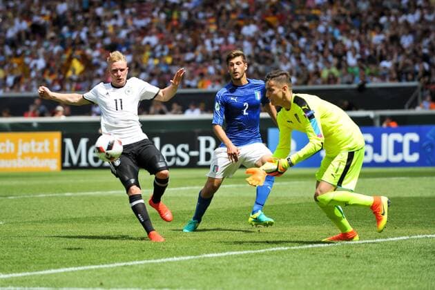 GER, UEFA U19 (U 19) EURO 2016, Vorrunde, Deutschland (GER) vs Italien (ITA) 11.07.2016, Mercedes Benz Arena, Stuttgart, GER, UEFA U19 (U 19) EURO 2016, First Round, Deutschland (GER) vs Italien (ITA), picture shows im Bild: Philipp Ochs ( 11, Deutschland Germany (GER)) gegen Alex Meret ( 1, Italien Italy (ITA) Foto © nordphoto Fabisch nordphotox xFabisch