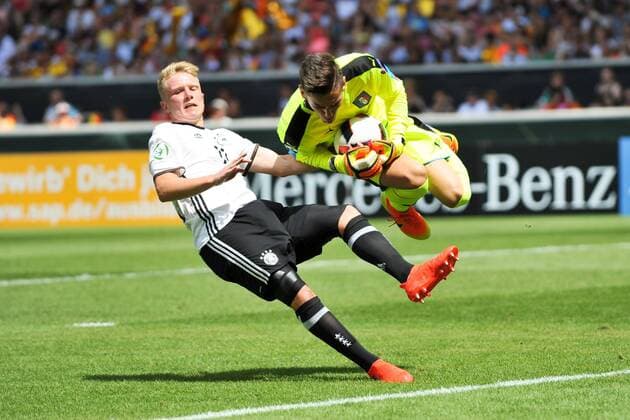 Bilder des Tages SPORT GER, UEFA U19 (U 19) EURO 2016, Vorrunde, Deutschland (GER) vs Italien (ITA) 11.07.2016, Mercedes Benz Arena, Stuttgart, GER, UEFA U19 (U 19) EURO 2016, First Round, Deutschland (GER) vs Italien (ITA), picture shows im Bild: Philipp Ochs ( 11, Deutschland Germany (GER)) gegen Alex Meret ( 1, Italien Italy (ITA) Foto © nordphoto Fabisch nordphotox xFabisch