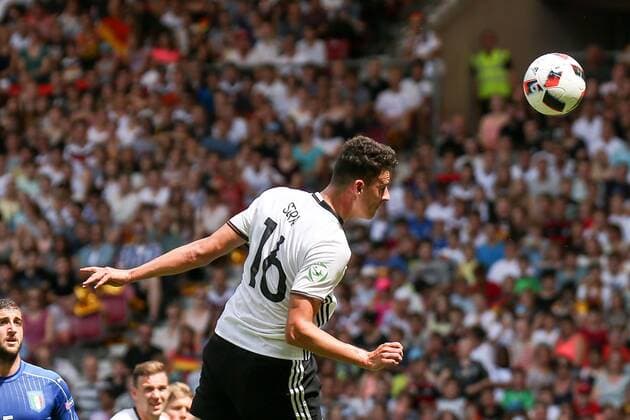 11.07.2016, xjfx, Fussball Europameisterschaft 2016 U19 (U 19), Deutschland - Italien, emspor v.l. Janni Serra (Deutschland),Kopfball, Kopfballduell Stuttgart