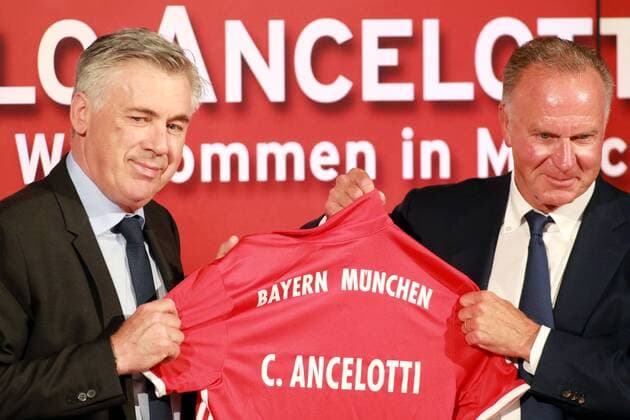 Neuer Trainer Carlo Ancelotti und Vorstands-Vorsitzender Karl-Heinz Rummenigge - Trikotübergabe Fussball Allianz Arena FC Bayern München Vorstellung von Carlo Ancelotti 11.07.2016