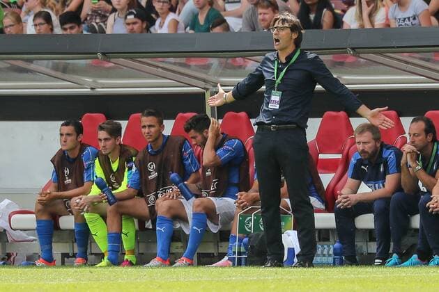 Paolo Vanoli (Trainer, Italien), gibt Anweisungen, gestikuliert, mit den Armen gestikulieren, gives instructions, gesticulate, Fussball, UEFA U19 (U 19)-EM, Deutschland - Italien, xozx