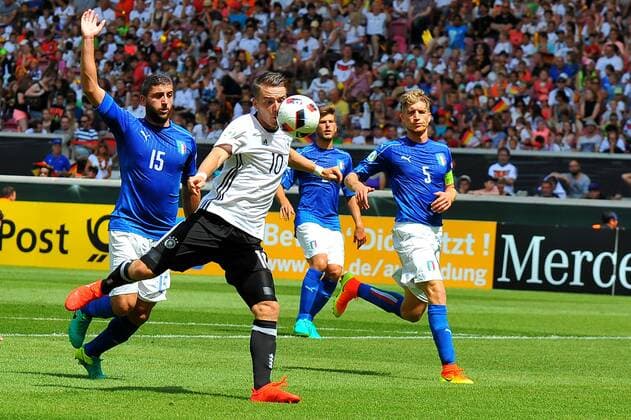 Mauro Coppolaro (ITA), Max Besuschkow (GER, VfB Stuttgart), Filippo Romagna (ITA). Deutschland, Stuttgart: Fussball, UEFA U19 (U 19) Chapionship: Deutschland vs Italien am 11.07.2016, Mercedes-Benz Arena.