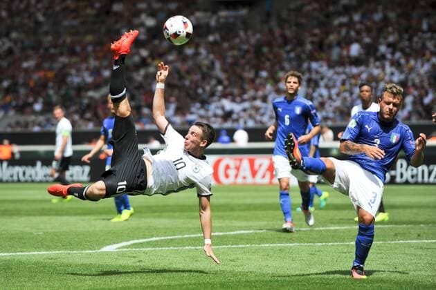 GER, UEFA U19 (U 19) EURO 2016, Vorrunde, Deutschland (GER) vs Italien (ITA) 11.07.2016, Mercedes Benz Arena, Stuttgart, GER, UEFA U19 (U 19) EURO 2016, First Round, Deutschland (GER) vs Italien (ITA), picture shows im Bild: Fallrueckzieher von Max Besuschkow ( 10, Deutschland Germany (GER)) gegen Federico Dimarco ( 3, Italien Italy (ITA) Foto © nordphoto Fabisch nordphotox xFabisch