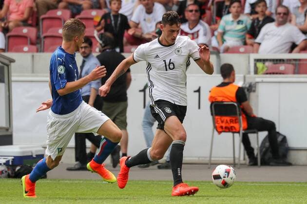 v.li.: Filippo Romagna (Italien, 5), Janni Serra (Deutschland, 16), Fussball, UEFA U19 (U 19)-EM, Deutschland - Italien, xozx