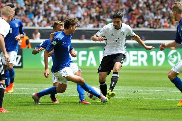 GER, UEFA U19 (U 19) EURO 2016, Vorrunde, Deutschland (GER) vs Italien (ITA) 11.07.2016, Mercedes Benz Arena, Stuttgart, GER, UEFA U19 (U 19) EURO 2016, First Round, Deutschland (GER) vs Italien (ITA), picture shows im Bild: Manuel Locatelli ( 6, Italien Italy (ITA) gegen Suat Serdar ( 7, Deutschland Germany (GER)) Foto © nordphoto Fabisch nordphotox xFabisch