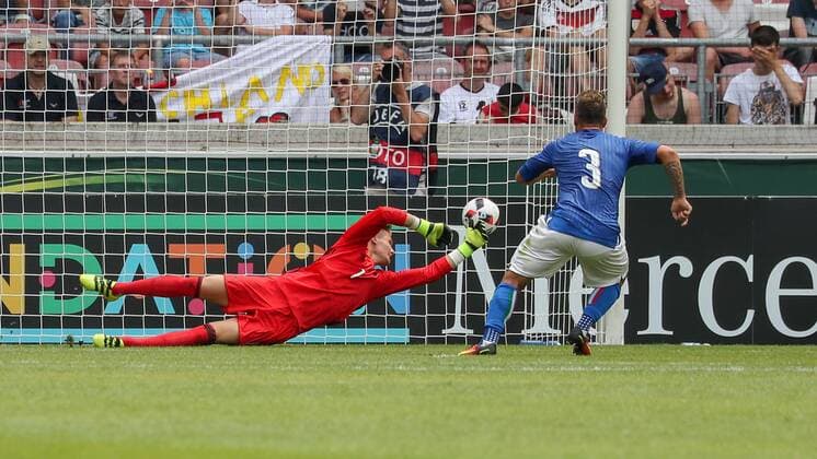 v.li.: Dominik Reimann (Torwart, Deutschland, 1) hat gegen den Elfmeter von Federico Dimarco (Italien, 3) keine Chance, Tor zum 0:1, Treffer, Fussball, UEFA U19 (U 19)-EM, Deutschland - Italien, xozx