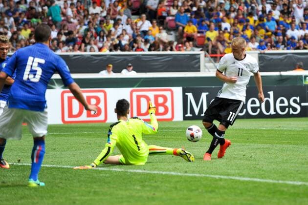 GER, UEFA U19 (U 19) EURO 2016, Vorrunde, Deutschland (GER) vs Italien (ITA) 11.07.2016, Mercedes Benz Arena, Stuttgart, GER, UEFA U19 (U 19) EURO 2016, First Round, Deutschland (GER) vs Italien (ITA), picture shows im Bild: Philipp Ochs ( 11, Deutschland Germany (GER)) scheitert an Alex Meret ( 1, Italien Italy (ITA) Foto © nordphoto Fabisch nordphotox xFabisch