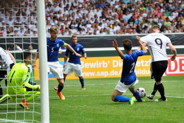 GER, UEFA U19 (U 19) EURO 2016, Vorrunde, Deutschland (GER) vs Italien (ITA) 11.07.2016, Mercedes Benz Arena, Stuttgart, GER, UEFA U19 (U 19) EURO 2016, First Round, Deutschland (GER) vs Italien (ITA), picture shows im Bild: Cedric Teuchert ( 9, Deutschland Germany (GER)) vergibt eine Torchance gegen Davide Vitturini ( 2, Italien Italy (ITA) Foto © nordphoto Fabisch nordphotox xFabisch