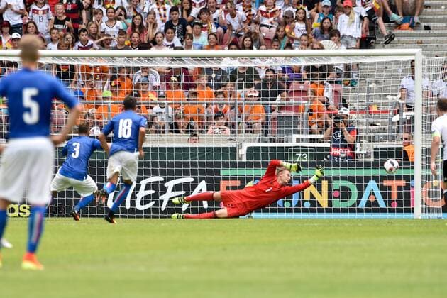 GER, UEFA U19 (U 19) EURO 2016, Vorrunde, Deutschland (GER) vs Italien (ITA) 11.07.2016, Mercedes Benz Arena, Stuttgart, GER, UEFA U19 (U 19) EURO 2016, First Round, Deutschland (GER) vs Italien (ITA), picture shows im Bild: Federico Dimarco ( 3, Italien Italy (ITA) trifft zum 1:0 per Tor durch Elfmeter gegen Dominik Reimann ( 1, Deutschland Germany (GER)) Foto © nordphoto Fabisch nordphotox xFabisch