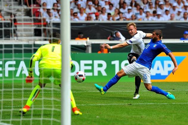 Torwart Alex Meret (ITA), Cedric Teuchert (GER, 1.FC Nuernberg), Mauro Coppolaro (ITA). Deutschland, Stuttgart: Fussball, UEFA U19 (U 19) Chapionship: Deutschland vs Italien am 11.07.2016, Mercedes-Benz Arena.