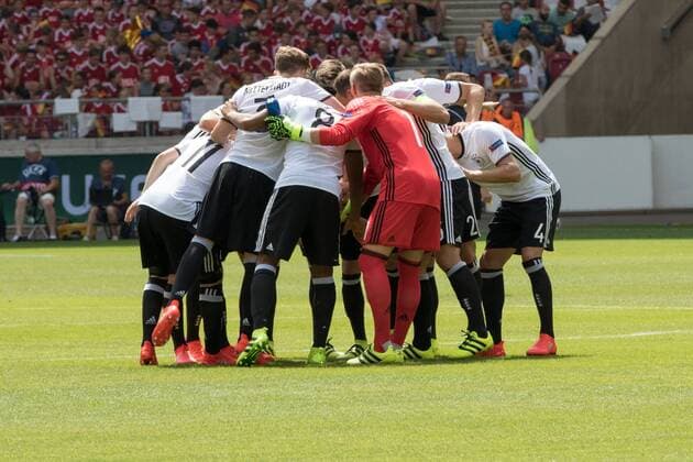 11.07.2016; xomx; U19 (U 19) Europameisterschaft. Auftaktspiel in Stuttgart. Deutschland vs. Italien. Aktion: Mannschaftskreis U19 (U 19) Nationalmannschaft Deutschland. Dominik Reimann, Benjamin Heinrichs, Lukas Boeder,