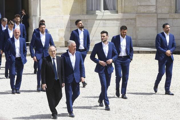 Noel Le Graet ( President FFF ) Didier Deschamps ( Coach France ) Hugo Lloris ( Gardien France) Andre Pierre Gignac (France) Adil Rami (France) FOOTBALL : Französisches Nationalteam - Empfang im Elysee Palast - - 11 07 2016 GwendolineLeGoff Panoramic 