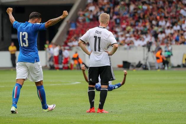 v.li.: Giuseppe Pezzella (Italien, 13) jubelt über den 0:1 Auftaktsieg, daneben Philipp Ochs (Deutschland, 11), enttäuscht schauend, Enttäuschung, Frustration, disappointed, pessimistisch nach der 0:1 Auftaktniederlage, Fussball, UEFA U19 (U 19)-EM, Deutschland - Italien, xozx