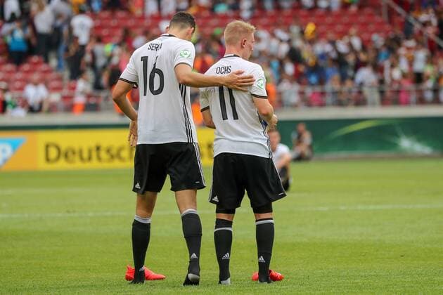 Janni Serra (Deutschland, 16) und Philipp Ochs (Deutschland, 11), enttäuscht schauend, Enttäuschung, Frustration, disappointed, pessimistisch nach der 0:1 Auftaktniederlage, Fussball, UEFA U19 (U 19)-EM, Deutschland - Italien, xozx