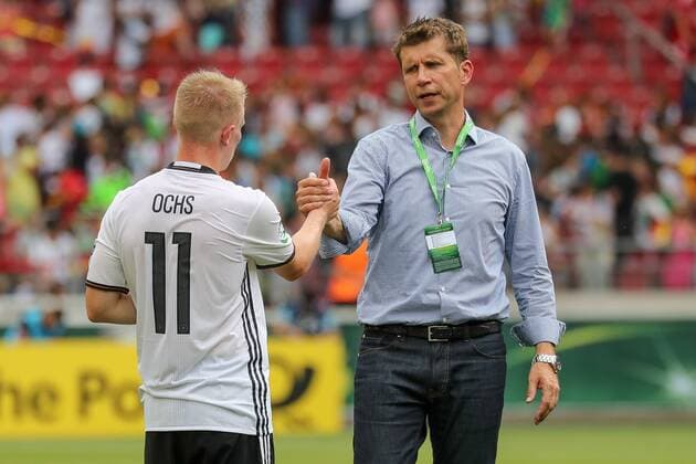 v.li.: Philipp Ochs (Deutschland, 11) wird nach der 0:1 Auftaktniederlage von Guido Streichsbier (Trainer, Deutschland) getröstet, Trost, Aufmunterung, enttäuscht schauend, Enttäuschung, Frustration, disappointed, pessimistisch, Fussball, UEFA U19 (U 19)-EM, Deutschland - Italien, xozx