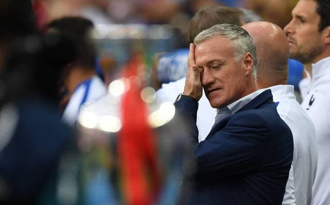 Fußball, EM Finale 2016 in Paris, Portugal - Frankreich 1:0 Didier Deschamps (Trainer Frankreich), enttaeuscht, im Vordergrund der Pokal Portugal--Frankreich Portugal-France Final Tournament, Finale, Finale, Endspiel UEFA EURO EM Europameisterschaft Fussball 2016 France, Frankreich, EM, Europameisterschaft Fussball, Fussball, Fußball, Nationalmannschaft, Nationalteam, Länderspiel, Laenderspiel, men, Männer, Maenner, soccer, result Saint-Denis, 10.7.2016