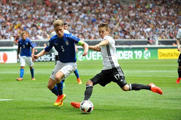 GER, UEFA U19 (U 19) EURO 2016, Vorrunde, Deutschland (GER) vs Italien (ITA) 11.07.2016, Mercedes Benz Arena, Stuttgart, GER, UEFA U19 (U 19) EURO 2016, First Round, Deutschland (GER) vs Italien (ITA), picture shows im Bild: Filippo Romagna ( 5, Italien Italy (ITA) gegen Marvin Mehlem ( 17, Deutschland Germany (GER)) Foto © nordphoto Fabisch nordphotox xFabisch