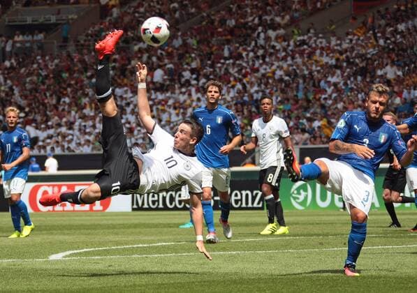 11.07.2016, Stuttgart, Fußball UEFA U19 (U 19)-EM ENDRUNDE - GRUPPENPHASE: Deutschland vs. Italien: v.l. Max Besuschkow (GER), Federico Dimarco (ITA)