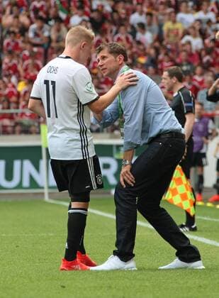11.07.2016, Stuttgart, Fußball UEFA U19 (U 19)-EM ENDRUNDE - GRUPPENPHASE: Deutschland vs. Italien: v.l. Philipp Ochs (GER), Trainer Guido Streichsbier