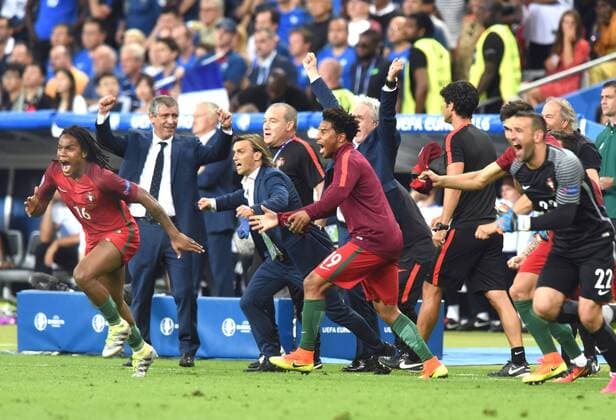 Fußball, EM Finale 2016 in Paris, Portugal - Frankreich 1:0 Europameisterschaft 2016 in Frankreich. Finale: Portugal - Frankreich 10.07.2016 in Saint Denis. Die Portugiesen stürmen jubelnd beim Schlußpfiff das Spielfeld Ganz links: Renato Sanches. Dahinter: Trainer Fernando Sanches. Mitte: Eliseu (19). Re: Ersatztorwart Eduardo (22). HM