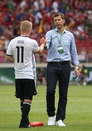 11.07.2016, Stuttgart, Fußball UEFA U19 (U 19)-EM ENDRUNDE - GRUPPENPHASE: Deutschland vs. Italien: Phillipp Ochs (Deutschland), Coach Guido Streichsbier