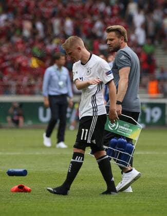 11.07.2016, Stuttgart, Fußball UEFA U19 (U 19)-EM ENDRUNDE - GRUPPENPHASE: Deutschland vs. Italien: Phillipp Ochs (Deutschland) enttäuscht, wirft die Wasserflasche
