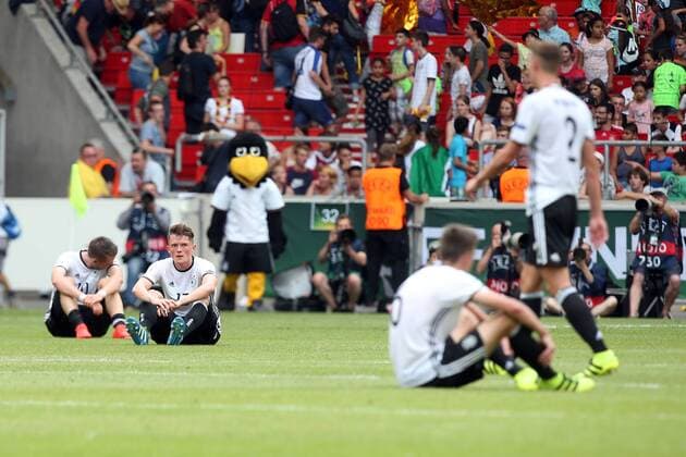 Max Besuschkow ( Deutschland ) Marvin Mehlem ( Deutschland ) nach der Niederlage, Deutschland vs. Italien, U-19-Fussball-Europameisterschaft 2016 , Fussball, 11.07.2016, Stuttgart Copyright: Langerx xEibner-Pressefoto EP_HLR