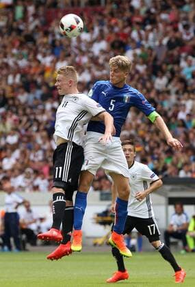 11.07.2016, Stuttgart, Fußball UEFA U19 (U 19)-EM ENDRUNDE - GRUPPENPHASE: Deutschland vs. Italien: Phillipp Ochs (Deutschland) Filippo Romagna(Italien)
