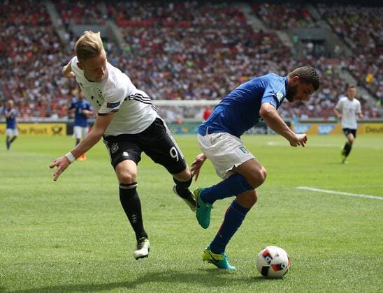 11.07.2016, Stuttgart, Fußball UEFA U19 (U 19)-EM ENDRUNDE - GRUPPENPHASE: Deutschland vs. Italien: v.l. Cedric Teuchert (Deutschland), Mauro Coppolaro (Italien)