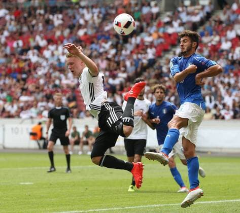 11.07.2016, Stuttgart, Fußball UEFA U19 (U 19)-EM ENDRUNDE - GRUPPENPHASE: Deutschland vs. Italien: Phillipp Ochs (Deutschland), Patrick Cutrone ( Italien)