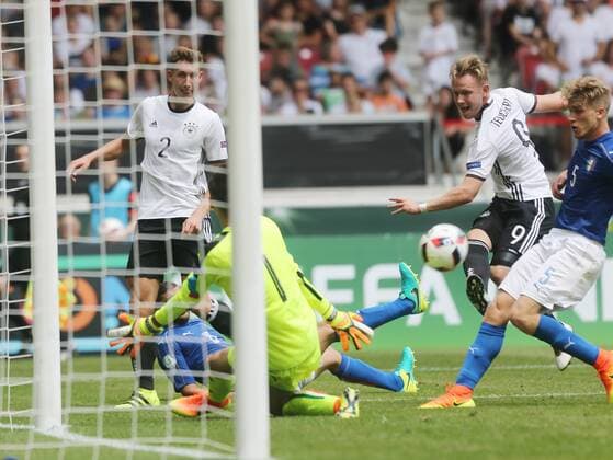 UEFA U19 (U 19) CHAMPIONSHIP Germany 2016 11.07.2016 Deutschland Fußball European Under 19 Championship Stuttgart Mercedes-Benz-Arena Deutschland-Italien 0:1 Nr.9 Cedric Teuchert (GER) gegen Nr.1 TW Alex Merat (ITALY) Nr.2 Phil Neumann (GER) , Nr.5 Filippo Dimarco (ITALY).